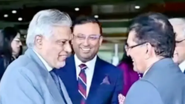 ২২শে জুলাই ২০২৬ এ ম্যানিলায় জাতিসংঘ সাধারণ পরিষদের আসিয়ান আঞ্চলিক ফোরামের অনুষ্ঠানের সাইডলাইনে বাংলাদেশের পররাষ্ট্রমন্ত্রী খলিলুর রহমান (ডানে), প্রধানমন্ত্রীর পররাষ্ট্রবিষয়ক উপদেষ্টা হুমায়ুন কবির (মাঝে) ও পাকিস্তানের পররাষ্ট্রমন্ত্রী ইসহাক দার (বামে)