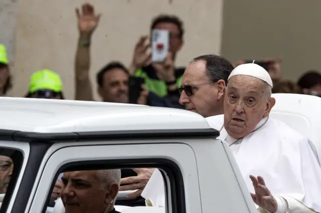 البابا فرانسيس يحيّي الحشود في الفاتيكان بمناسبة عيد الفصح قبل يوم واحد من وفاته.