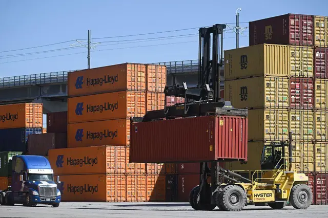 Un contenedor de transporte se traslada en una terminal de mercancías de Montreal, Quebec (Canadá), el 21 de agosto de 2026.
