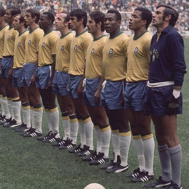 Selección de Brasil 1970 cantando el himno nacional antes de la final contra Italia