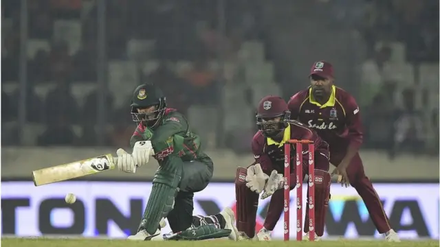 উইকেটে লিটন দাস, আর পেছনে রয়েছেন শাই হোপ আর ড্যারেন ব্রাভো