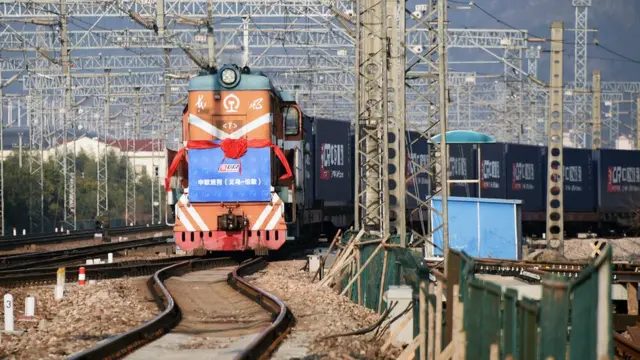 12月31日，首趟開往英國倫敦的中歐班列行駛在浙江義烏鐵路西站