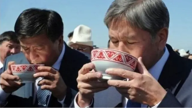 Алмазбек Атамбаев 2017-жылы 24-ноябрда президенттик кызматты Сооронбай Жээнбековго өткөрүп берген