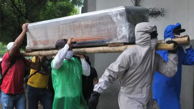 Homens carregando um caixão