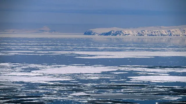 Las aguas heladas del estrecho de Bering entre la Diómede menor (al fondo a la izquierda) y la Diómede Mayor (a la derecha).
