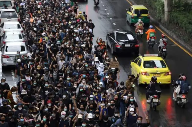 แฟลชม็อบที่ห้าแยกลาดพร้าววันที่ 17 ต.ค.