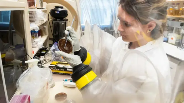 Femme scientifique au laboratoire