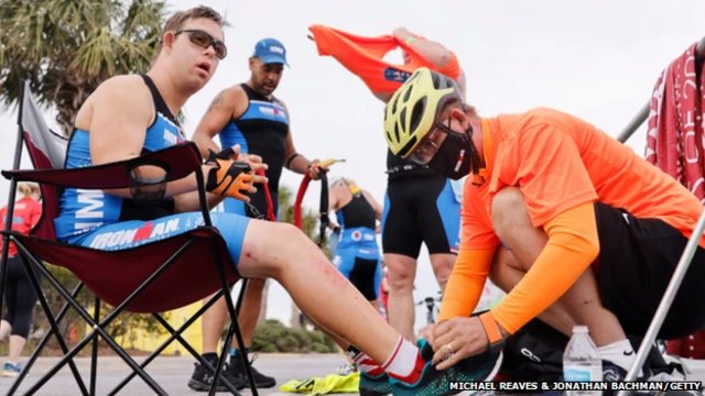 Nik Nikic ties his son's laces