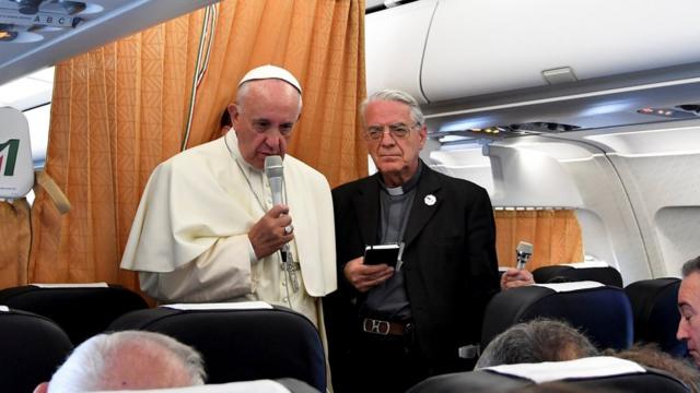 Papa Francisco en el vuelo de Armenia a Roma.
