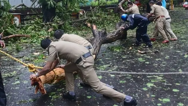 चक्रीवादळानं झालेलं नुकसान