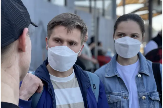 Recién casados en el cruce fronterizo de Tijuana-San Ysidro, entre México y Estados Unidos, el 25 de marzo de 2022.