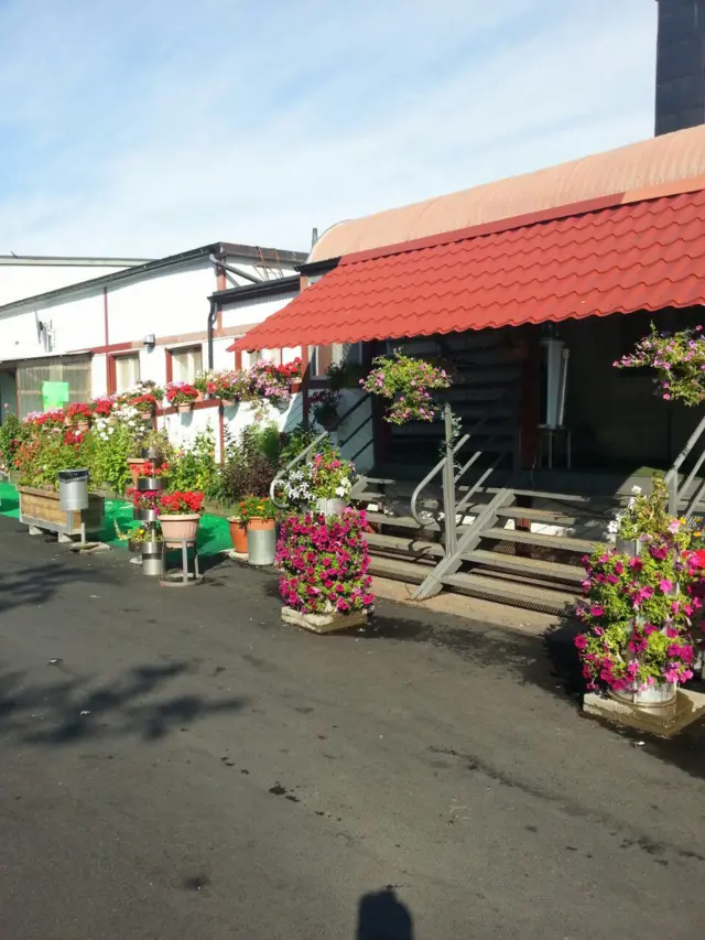 Dhismaha masaajidka dadku Online-ka soo dalbadaan booskii ay kaga tukan lahaayn