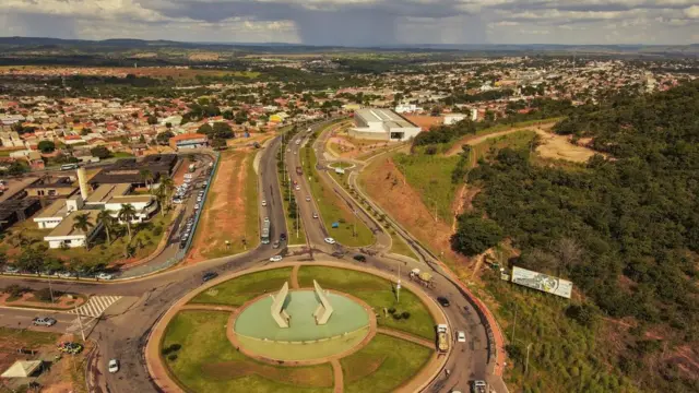 Foto aérea mostra ruas e casas da cidade, que tem muitas casas