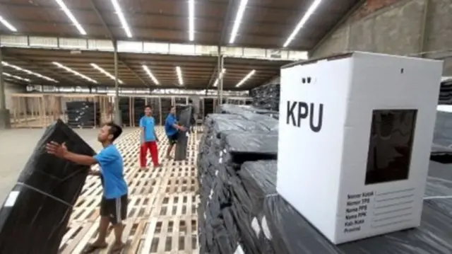 Petugas menata kotak suara Pemilu 2019 di Gudang KPU Kabupaten Bogor, Pondok Rajeg, Bogor, Jawa Barat, Jumat (09/11).