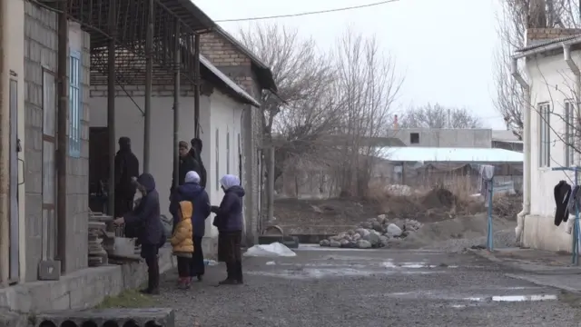 Биз Казакстан менен чек аралаш Кыргызстандын Дружба айылында болдук. Бул айылдагы төрт үйдө Казакстандан келген дунган улутундагы жетимиш тургун убактылуу жашап жатыптыр