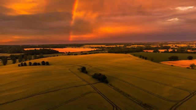 Spectacular pink and orange sunset lights up sky - BBC News