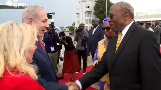 Ku kibuga cy'indege bakiriwe na minisitiri w'intebe Ruhakana Rugunda