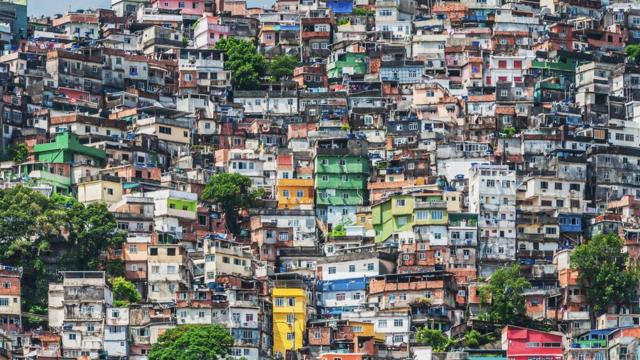 Casas coloridas em uma favela densamente ocupada