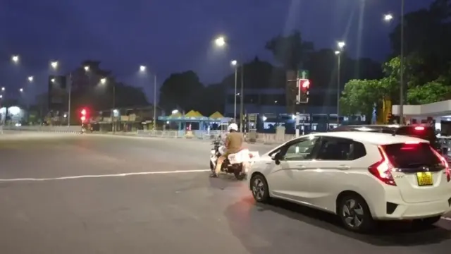 முடங்கியது இலங்கை.