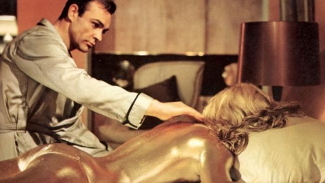 Sean Connery e Shirley Eaton em Goldfinger