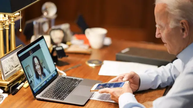 Biden hablando con Kamala Harris por videollamada.