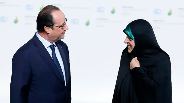 معصومه ابتکار، رئیس سازمان حفاظت از محیط زیست ایران و فرانسوا اولاند رئیس جمهوری وقت فرانسه در اجلاس تغییرات اقلیمی پاریس