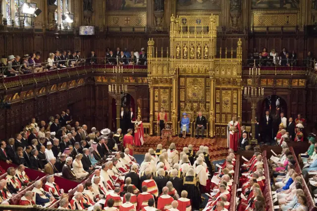 สมเด็จพระราชินีนาถเอลิซาเบธที่สองแห่งสหราชอาณาจักร เสด็จพระราชดำเนินไปในพระราชพิธีเปิดการประชุมรัฐสภาอังกฤษอย่างเป็นทางการ