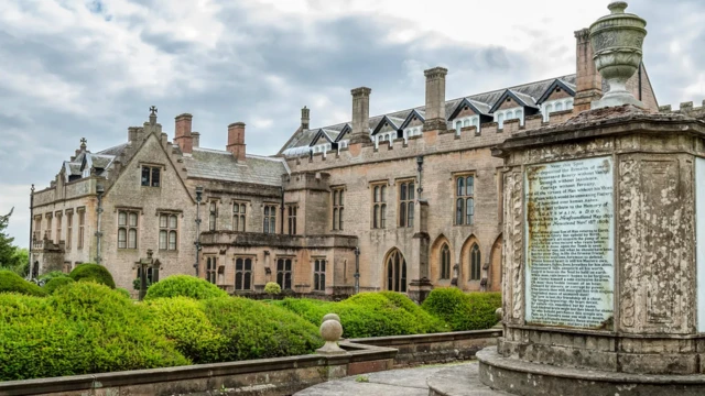 Мраморный надгробный памятник на могиле собаки Байрона - больше, чем на его собственной