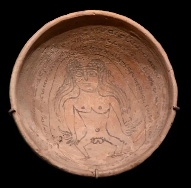 Cuenco mágico con un texto de encantamiento en judeo-arameo y una imagen del demonio Lilith, siglo V-VI.