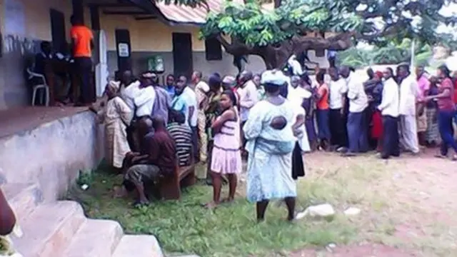 Awọn oludibo ni agọ idibo