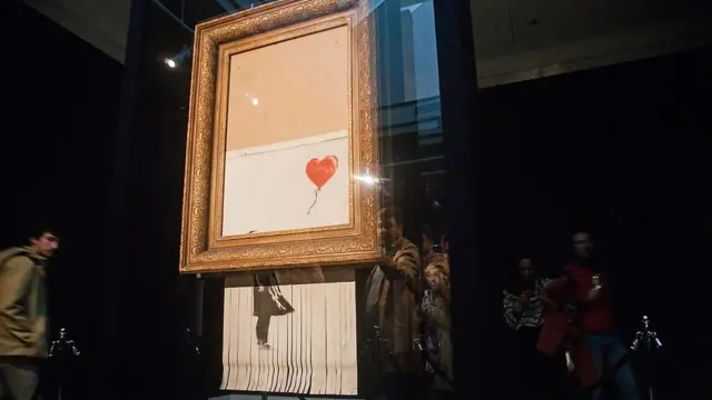 2018年，班克斯把切碎的作品命名为《爱在垃圾桶里》，在苏富比向公众展出 | Getty Images