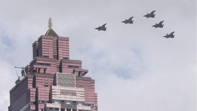 2021年10月10日，在台北舉行的「雙十節」慶典期間，一支軍機編隊飛行經過台北101大樓上空