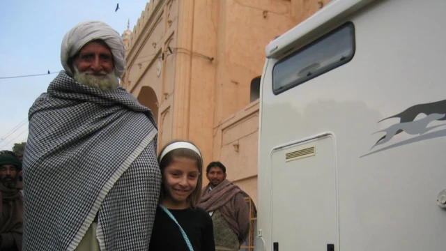 سارا پارسایی در کنار پیرمردی در پاکستان