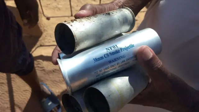 عبوات فارغة لغاز مسيل للدموع