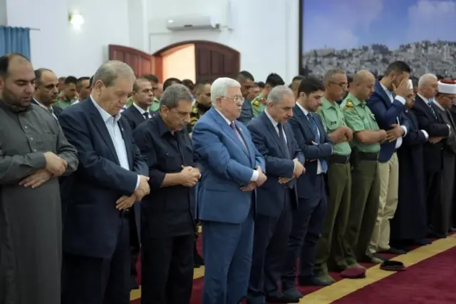 محمود عباس، رئیس تشکیلات خودگردان فلسطین در صف نمازگزاران عید قربان در کرانه باختری