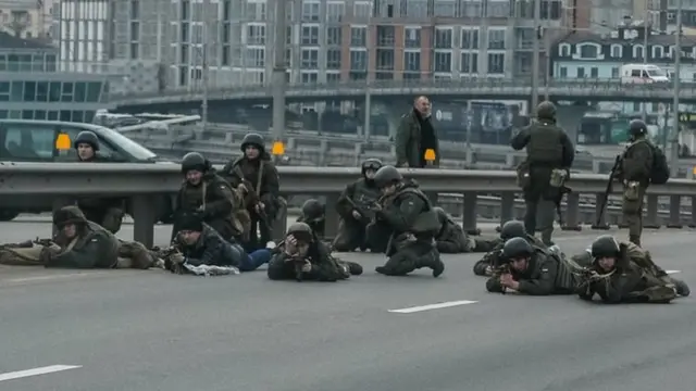 Servicemen of the Ukrainian National Guard take positions in central Kyiv