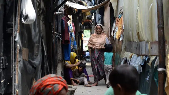 অনেক শরণার্থীর স্থান হয়েছে অস্বাস্থ্যকর শিবিরে।