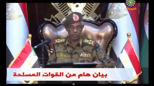 وزير الدفاع السوداني عوض بن عوف أعلن أيضا عن تعطيل العمل بالدستور وتفعيل حالة الطوارئ.