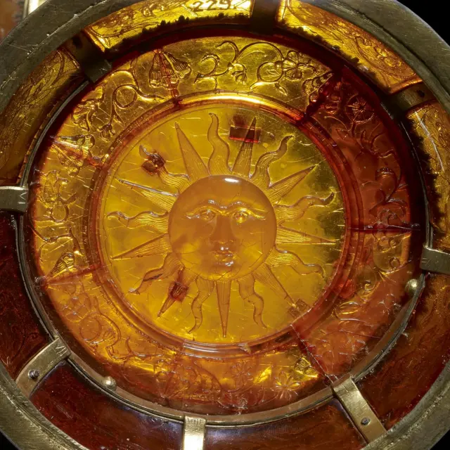 El fondo de una jarra de ámbar tallada hecha en Königsberg probablemente entre 1640-1660.