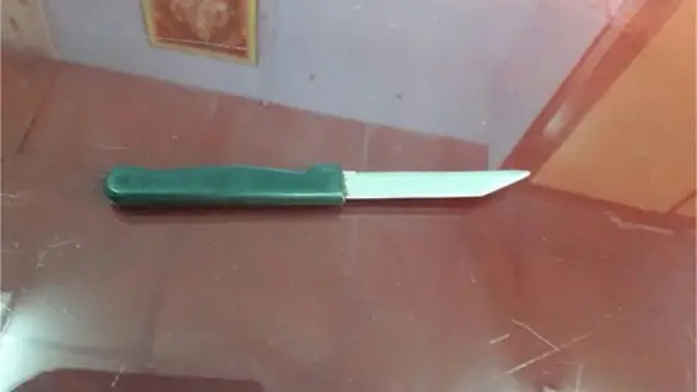 போலீஸ் பறிமுதல் செய்த கத்தி