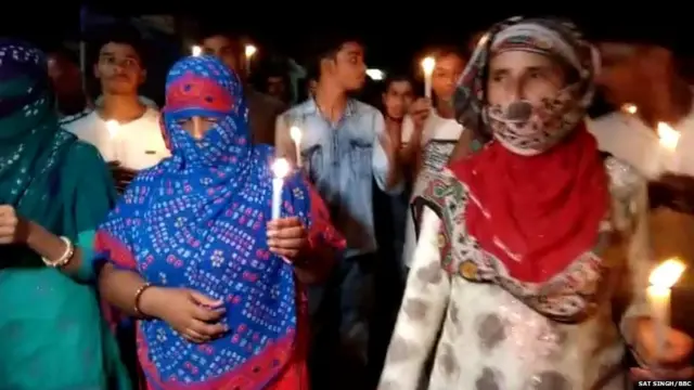 ਰਿਵਾੜੀ 'ਚ ਪੀੜਤਾ ਦੇ ਹੱਕ टਚ ਕੈਂਡਲ ਮਾਰਚ ਕੱਢਦੀਆਂ ਔਰਤਾਂ ਤੇ ਪਿੰਡ ਦੇ ਹੋਰ ਲੋਕ