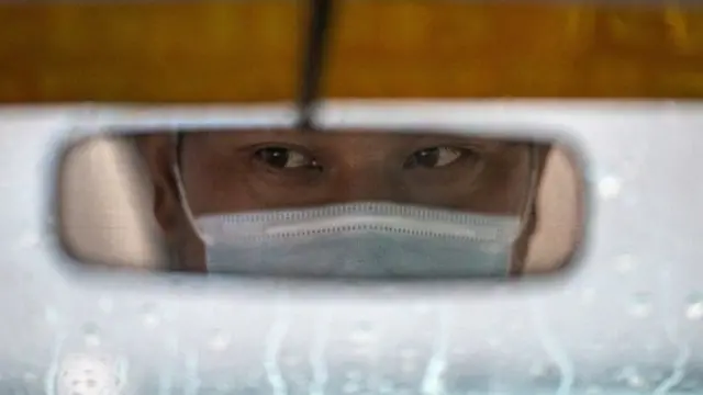 काठमाण्डूमा मास्क लगाएर सवारीसाधन चलाइरहेका चालक