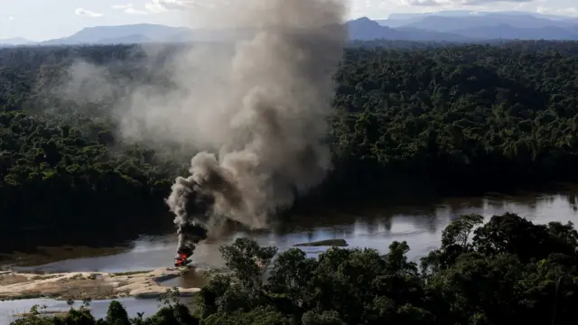 Destrucción de equipo que usan los mineros ilegales.