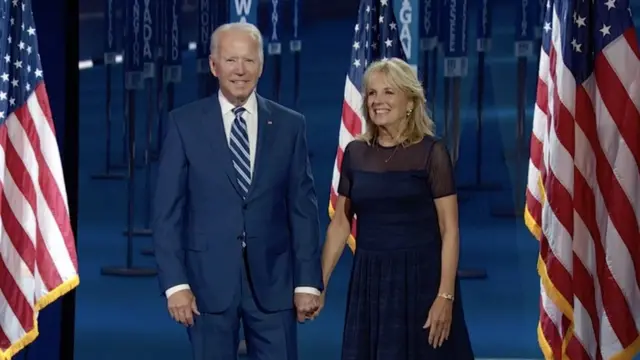 Joe Biden (E) e Jill Biden