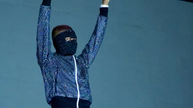 E launch di mask for im O2 concert wey im sellout