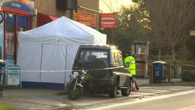 Policija ispred prodavnice u Kembridžu