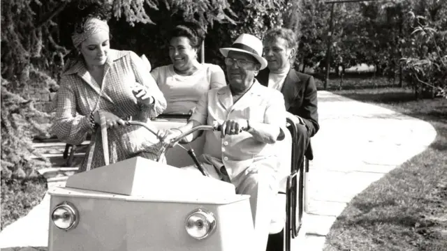 Tito i Elizabet Tejlor napred, pozadi Barton i Jovanka