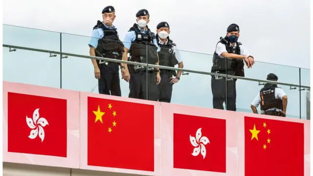 香港警察在维多利亚港一带巡视（01/07/2022）