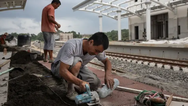 শ্রীলঙ্কার হামবানটোটা বন্দরের কাছে একটি রেলস্টেশন নির্মাণে নিয়োজিত চীনা শ্রমিকরা