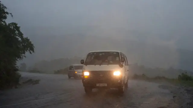 Ifoto yafashwe itariki 15/03/2019 yerekana imodoka iri mu mvura nyinshi ku itangirira ry'inkubi ya Idai muri Mozambique